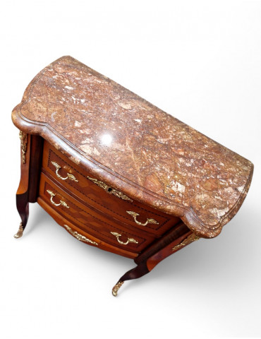 Une commode style Louis XV...