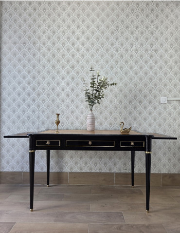 Bureau plat de style Louis...