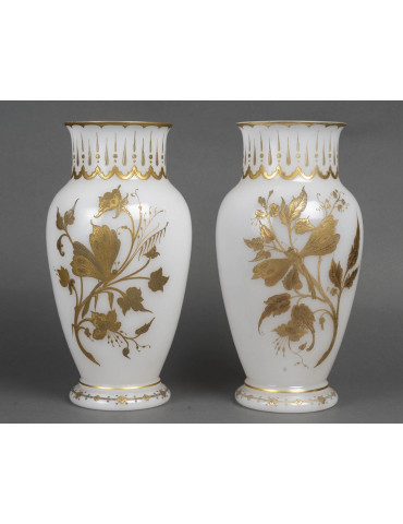 Paire de vases en opaline...