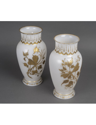 Paire de vases en opaline...